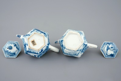 Een paar Chinese blauw-witte theepotten met deksels, 18e eeuw
